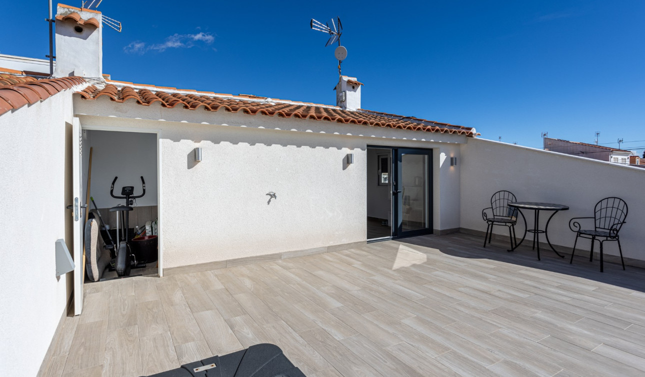 Reventa - Casa de Pueblo - Torrevieja - Urbanización San Luis