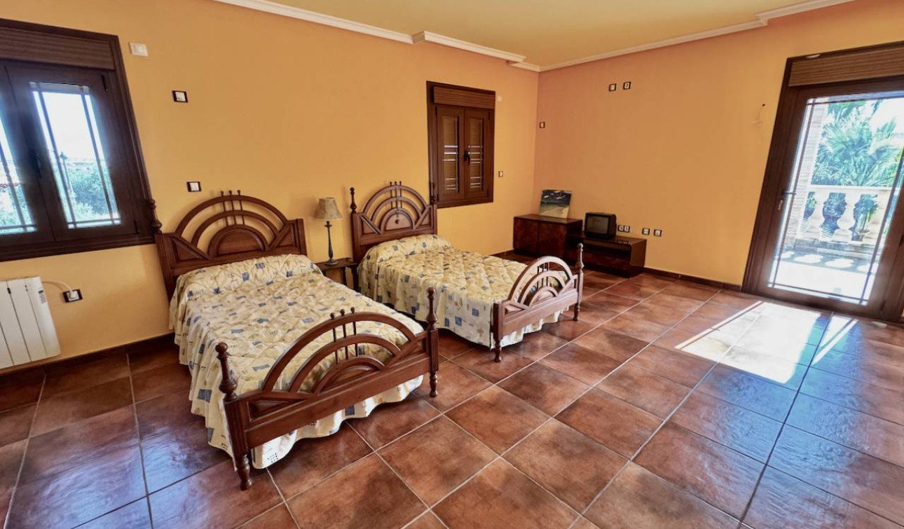 Reventa - Finca / Propiedad de Campo - Los Montesinos