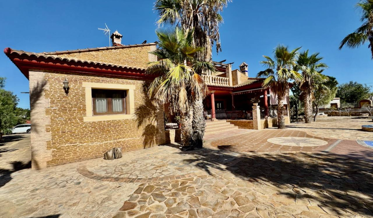 Reventa - Finca / Propiedad de Campo - Los Montesinos