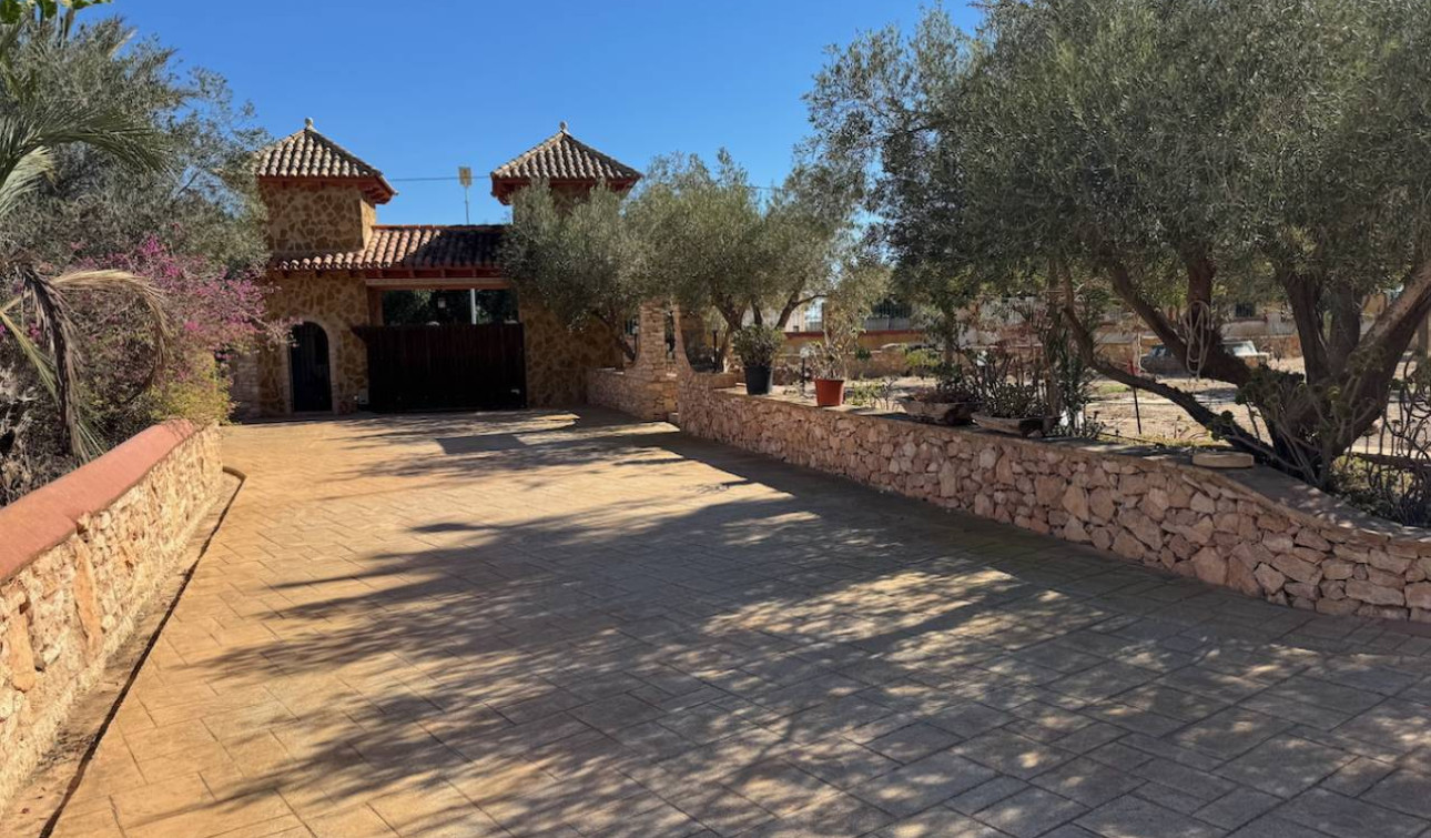 Reventa - Finca / Propiedad de Campo - Los Montesinos