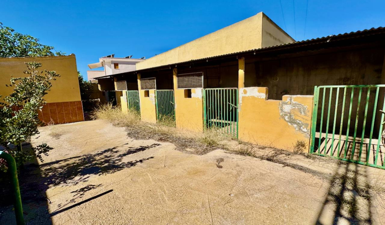 Reventa - Finca / Propiedad de Campo - Los Montesinos