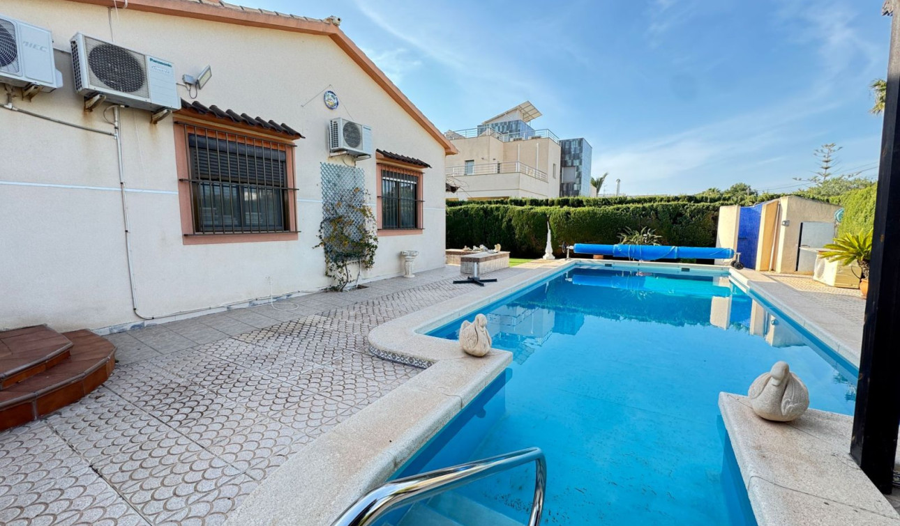 Reventa - Villa independiente - Cabo Roig