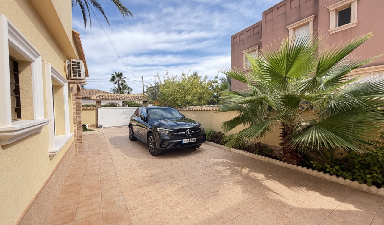 Reventa - Villa independiente - Cabo Roig