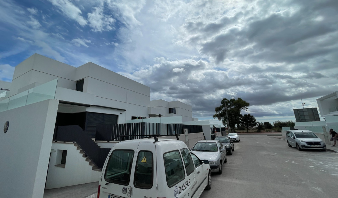 Reventa - Villa independiente - Dolores - ZONA NUEVA