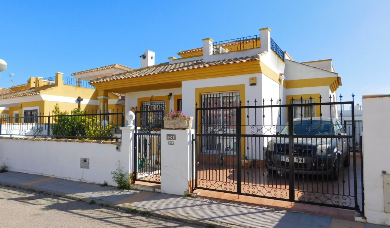 Reventa - Villa independiente - Entre Naranjos