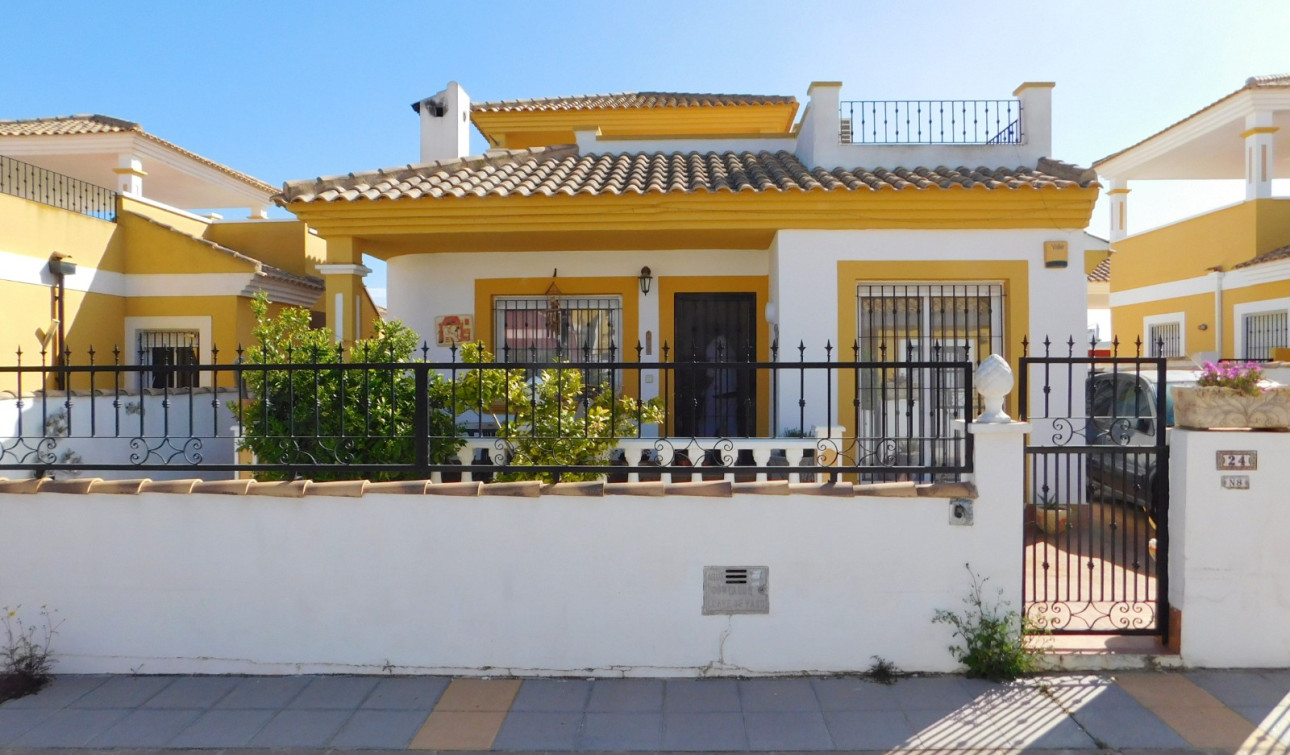 Reventa - Villa independiente - Entre Naranjos