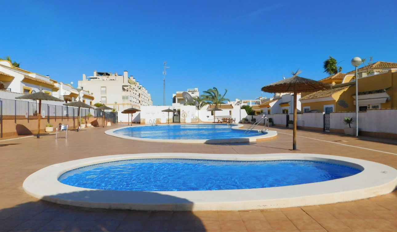 Reventa - Villa independiente - Entre Naranjos