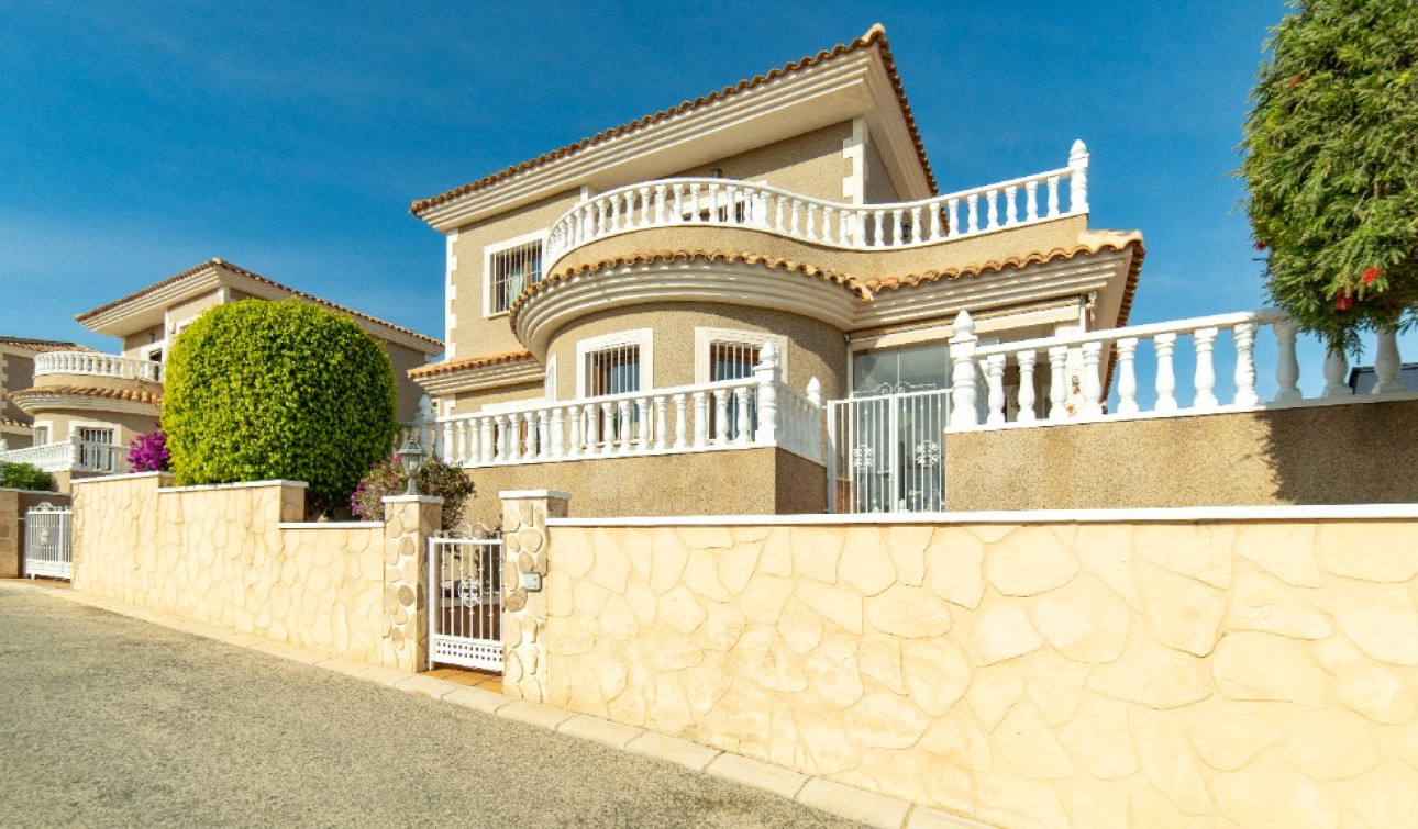 Reventa - Villa independiente - Los Altos