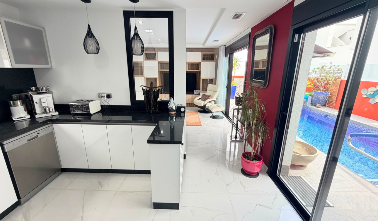 Reventa - Villa independiente - Los Montesinos - La Herrada