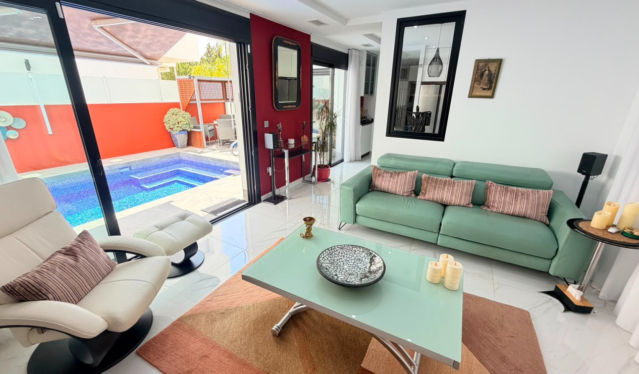 Reventa - Villa independiente - Los Montesinos - La Herrada