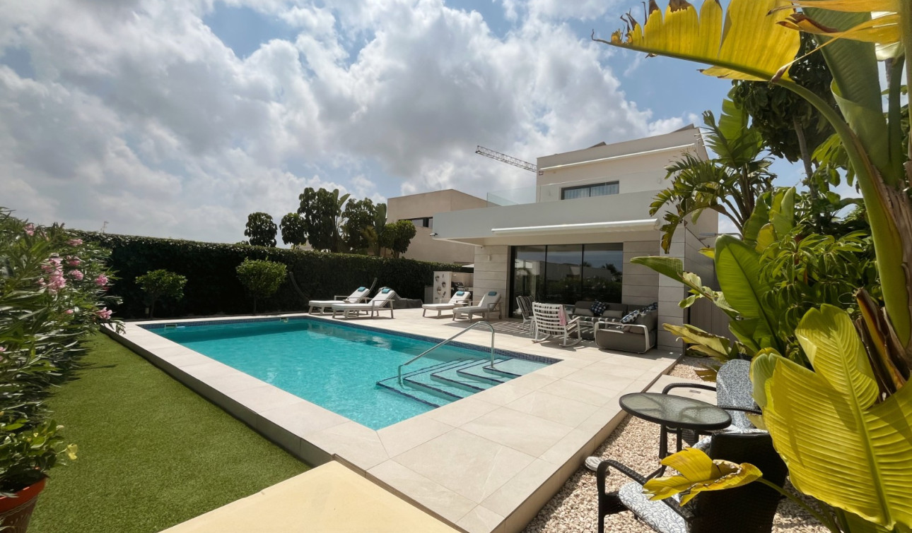 Reventa - Villa independiente - Los Montesinos - La Herrada