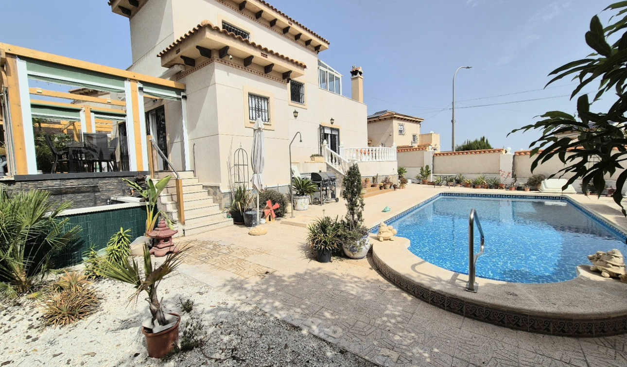 Reventa - Villa independiente - San Miguel de Salinas - Ciudad De Las Comunicaciones