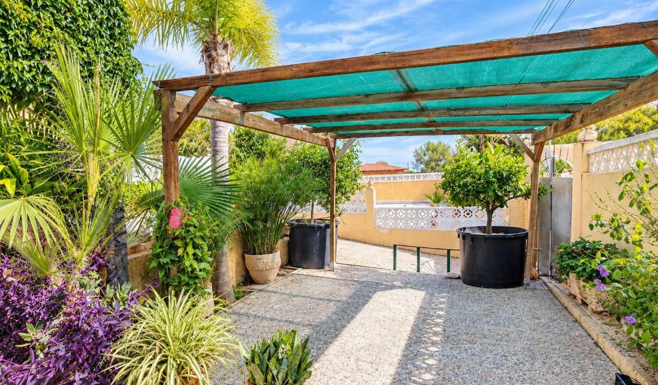 Reventa - Villa independiente - San Miguel de Salinas - Ciudad De Las Comunicaciones
