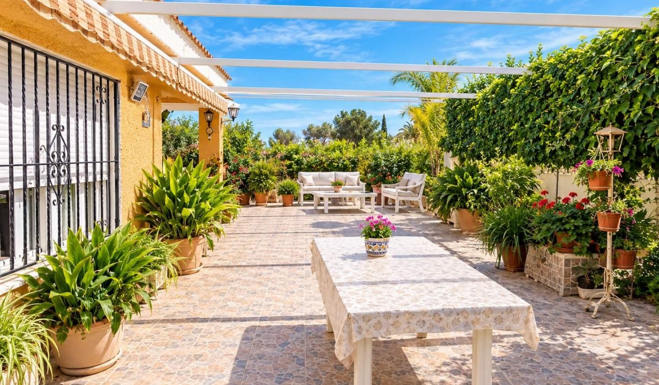 Reventa - Villa independiente - San Miguel de Salinas - Ciudad De Las Comunicaciones