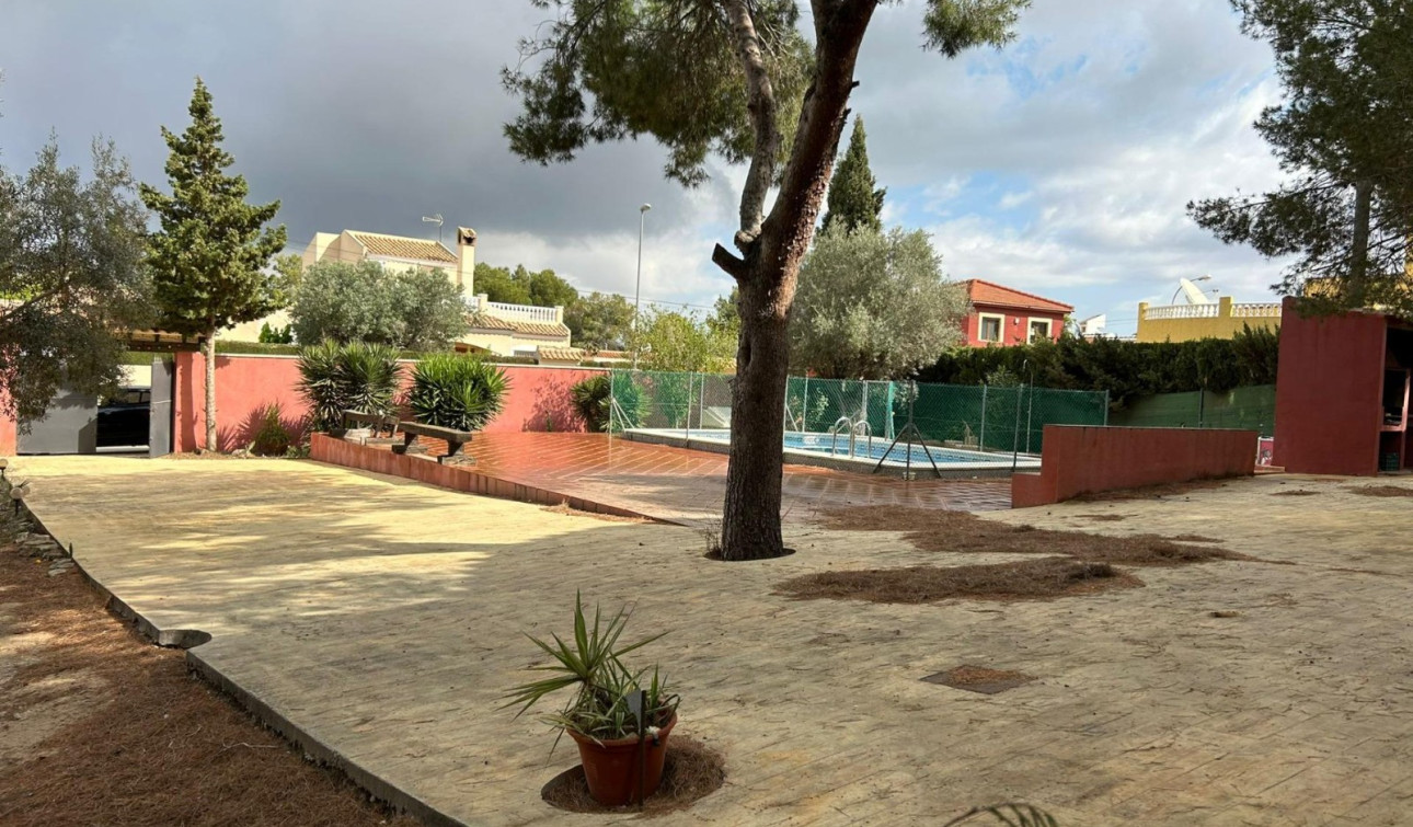 Reventa - Villa independiente - San Miguel de Salinas - Urbanizaciones