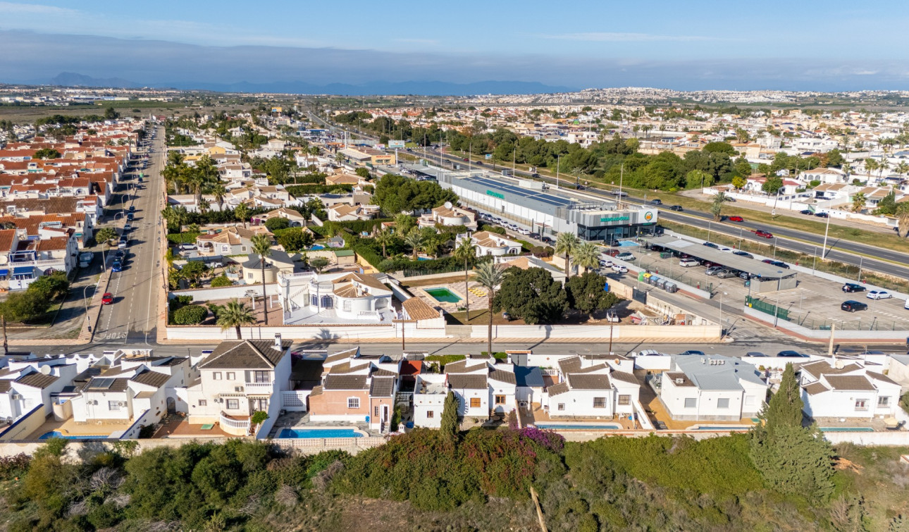 Reventa - Villa independiente - Torrevieja - Urbanización San Luis