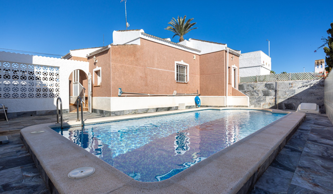 Reventa - Villa independiente - Torrevieja - Urbanización San Luis