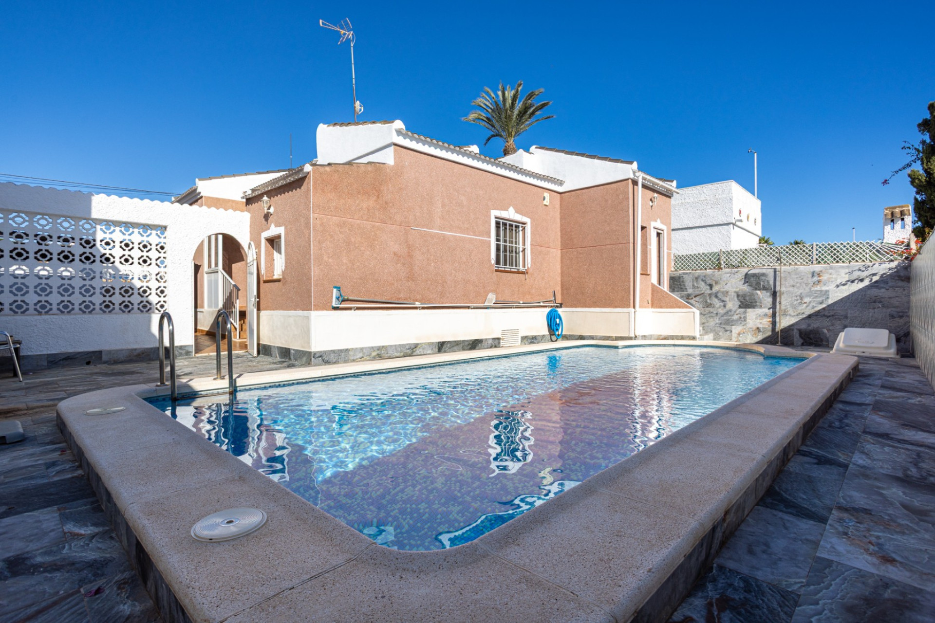 Reventa - Villa independiente - Torrevieja - Urbanización San Luis