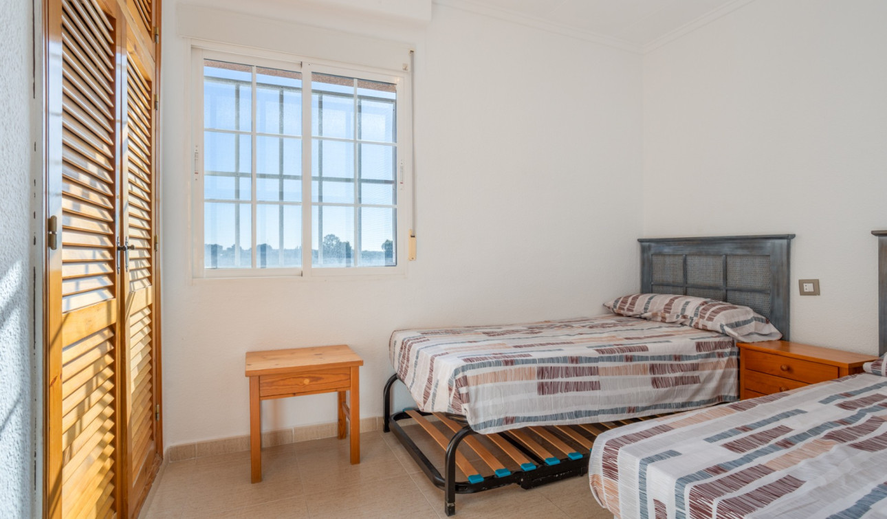 Reventa - Villa independiente - Torrevieja - Urbanización San Luis