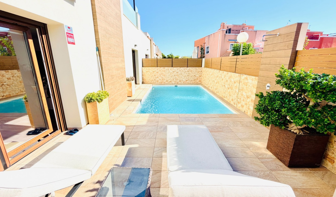 Reventa - Villa Pareada - Los Montesinos - La Herada