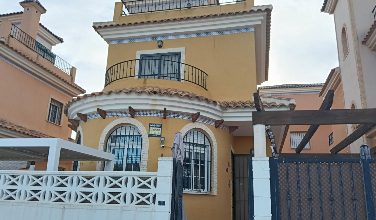 Reventa - Villa Pareada - Los Montesinos - La Herrada