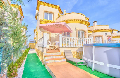 Villa independiente - Reventa - Los Montesinos - La Herada