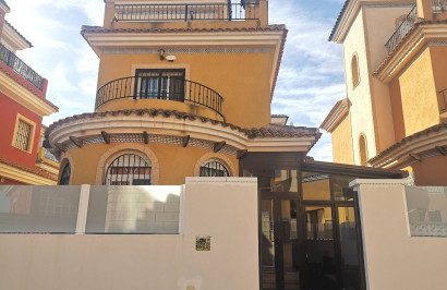 Villa independiente - Reventa - Los Montesinos - La Herrada