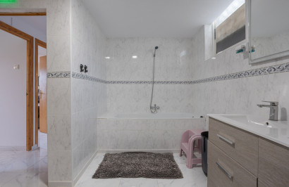 Resale - Finca / Country Property - Albatera