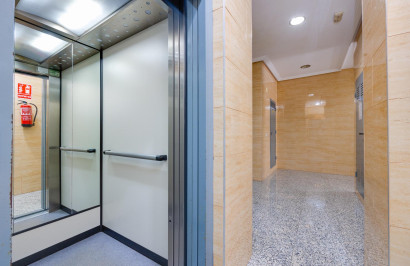 Resale - Apartment / Flat - Torrevieja - Playa del Acequión