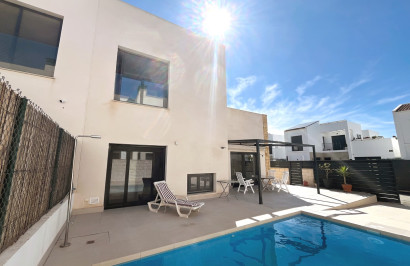 Resale - Semi - Detached Villa - Ciudad Quesada - Pueblo Bravo