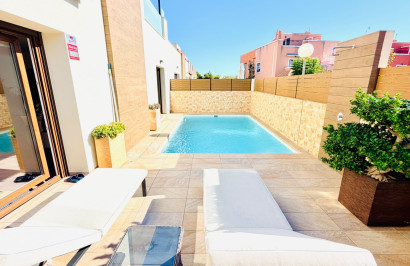 Reventa - Villa Pareada - Los Montesinos - La Herada